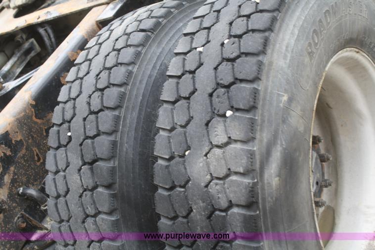 image for item F2699 2003 Kenworth T800 semi truck