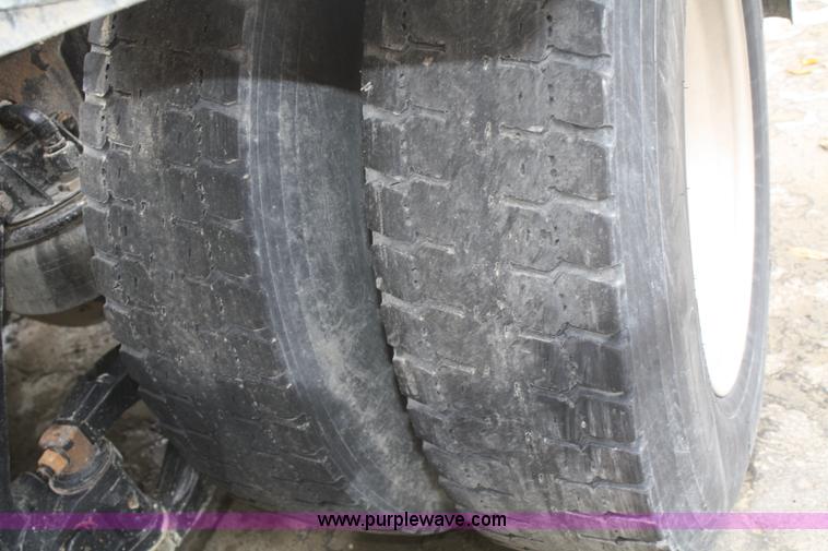 image for item F2699 2003 Kenworth T800 semi truck