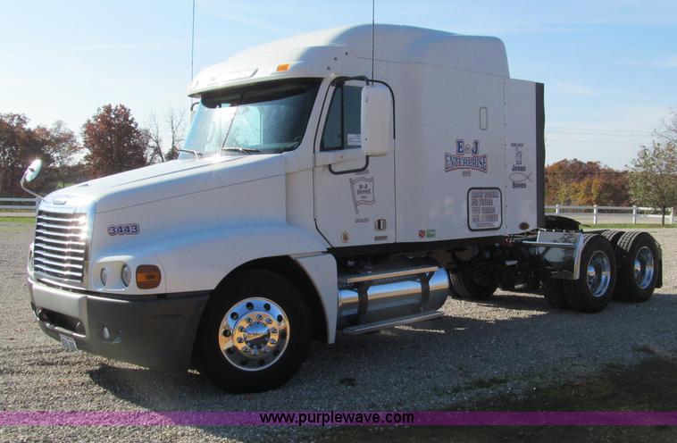 image for item F4634 2007 Freightliner ST120 semi truck