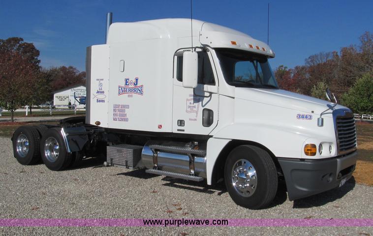 image for item F4634 2007 Freightliner ST120 semi truck