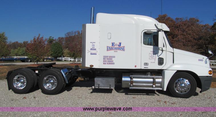 image for item F4634 2007 Freightliner ST120 semi truck