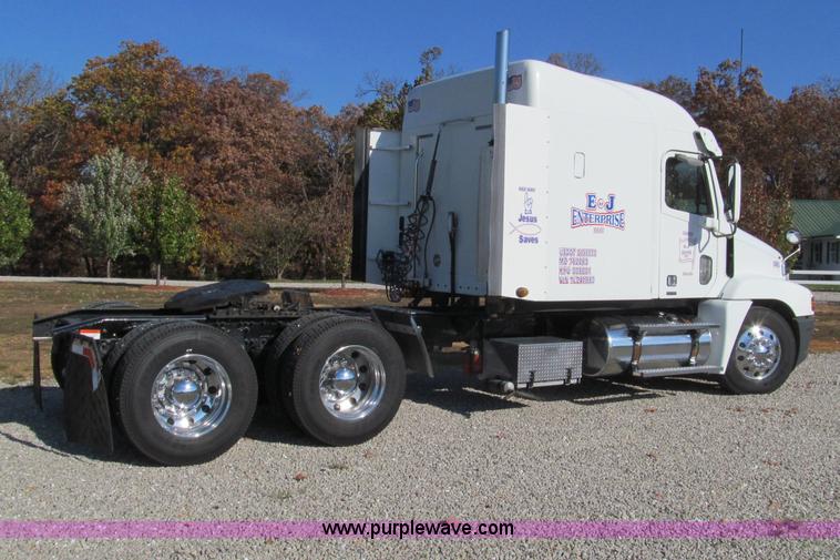 image for item F4634 2007 Freightliner ST120 semi truck