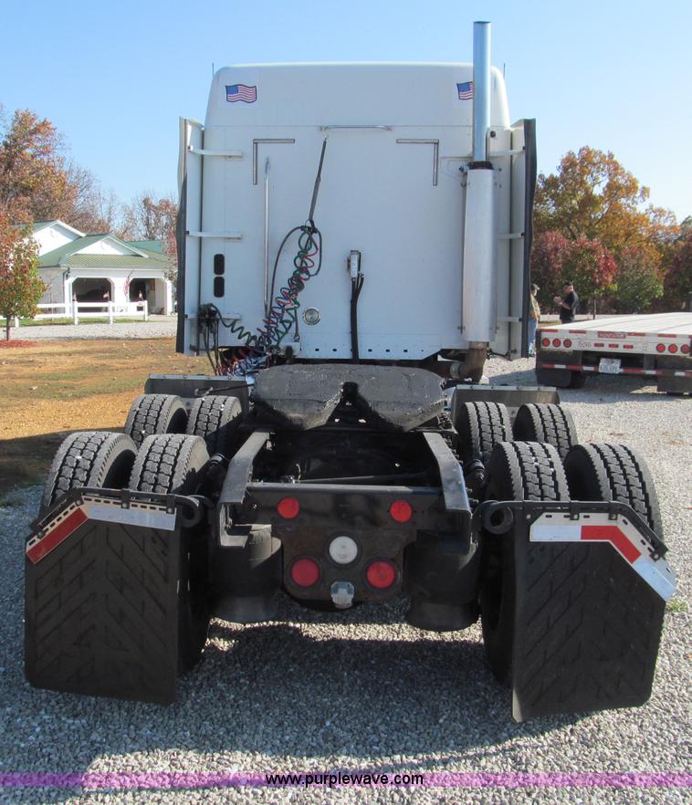 image for item F4634 2007 Freightliner ST120 semi truck