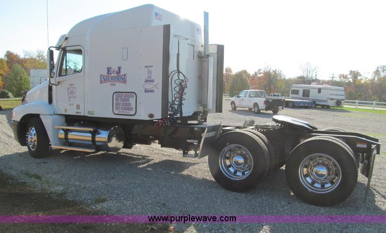 image for item F4634 2007 Freightliner ST120 semi truck