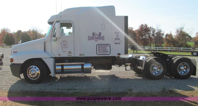 image for item F4634 2007 Freightliner ST120 semi truck