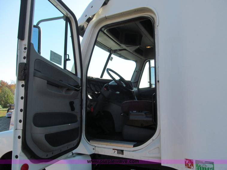 image for item F4634 2007 Freightliner ST120 semi truck