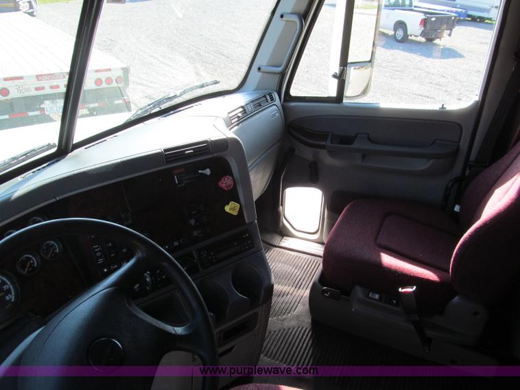 image for item F4634 2007 Freightliner ST120 semi truck