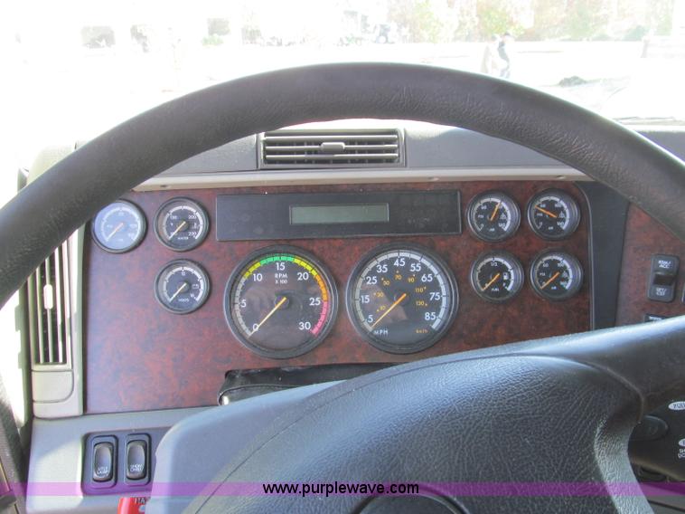 image for item F4634 2007 Freightliner ST120 semi truck