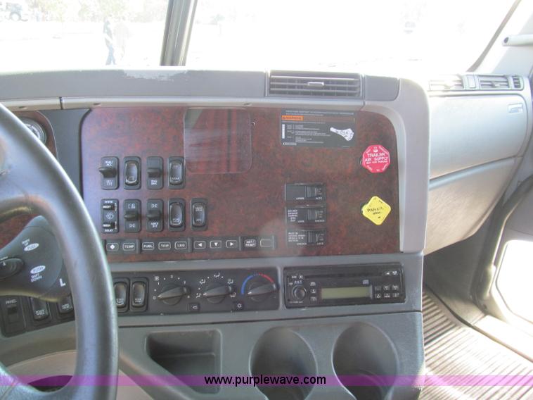 image for item F4634 2007 Freightliner ST120 semi truck