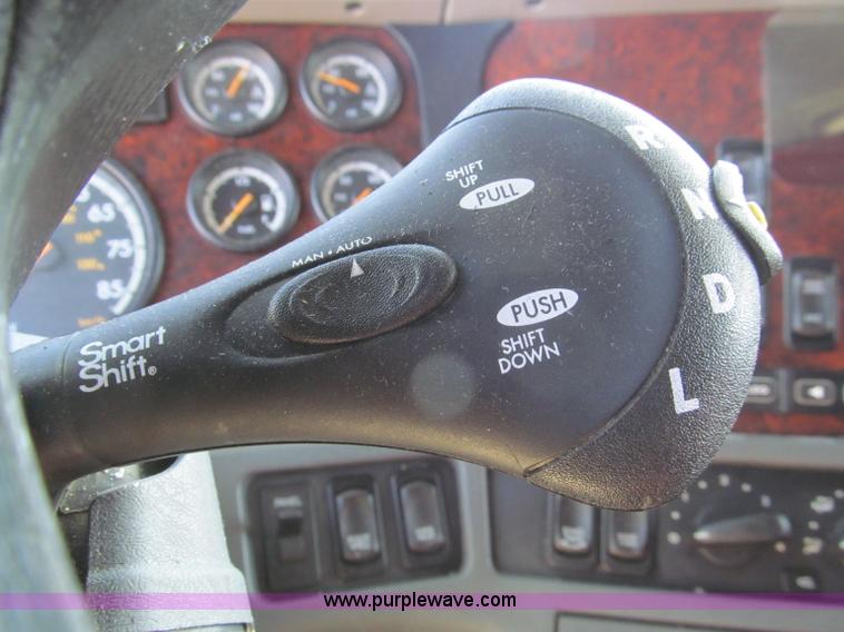 image for item F4634 2007 Freightliner ST120 semi truck