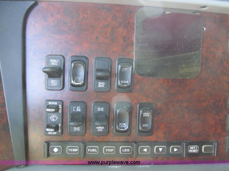 image for item F4634 2007 Freightliner ST120 semi truck