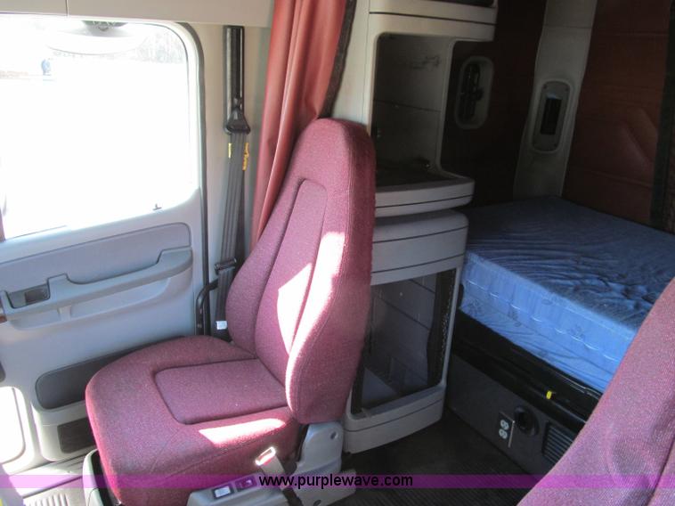 image for item F4634 2007 Freightliner ST120 semi truck