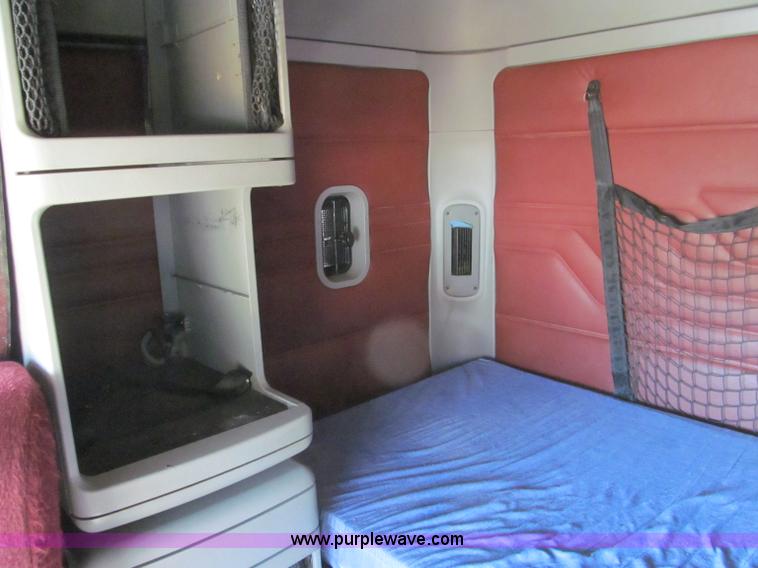 image for item F4634 2007 Freightliner ST120 semi truck