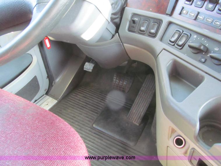 image for item F4634 2007 Freightliner ST120 semi truck