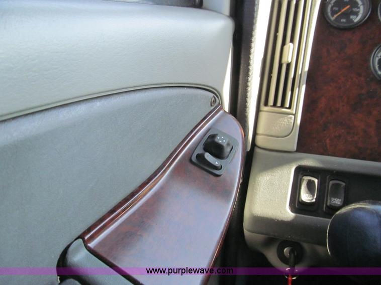 image for item F4634 2007 Freightliner ST120 semi truck