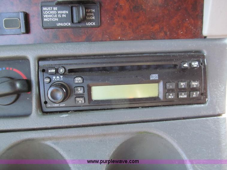 image for item F4634 2007 Freightliner ST120 semi truck