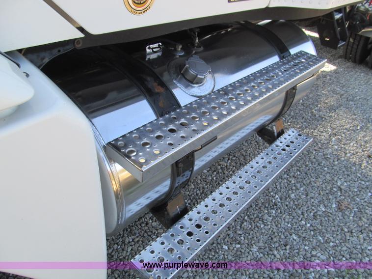 image for item F4634 2007 Freightliner ST120 semi truck