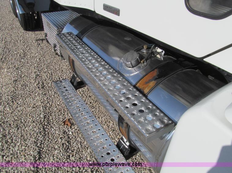 image for item F4634 2007 Freightliner ST120 semi truck