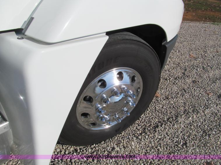 image for item F4634 2007 Freightliner ST120 semi truck