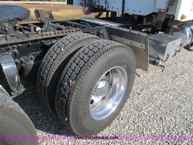 image for item F4634 2007 Freightliner ST120 semi truck