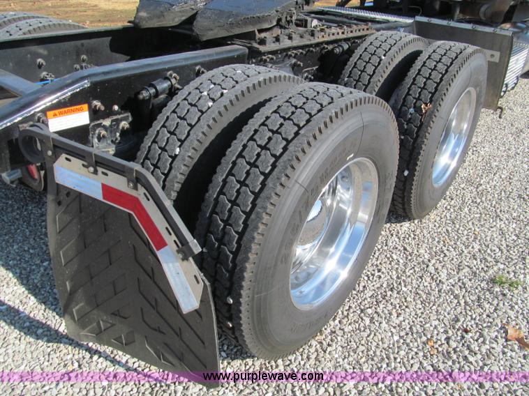 image for item F4634 2007 Freightliner ST120 semi truck