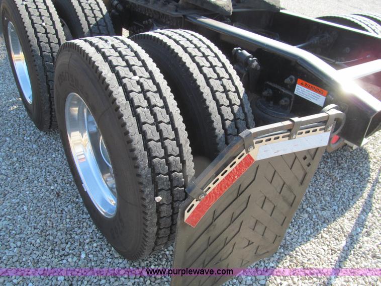 image for item F4634 2007 Freightliner ST120 semi truck