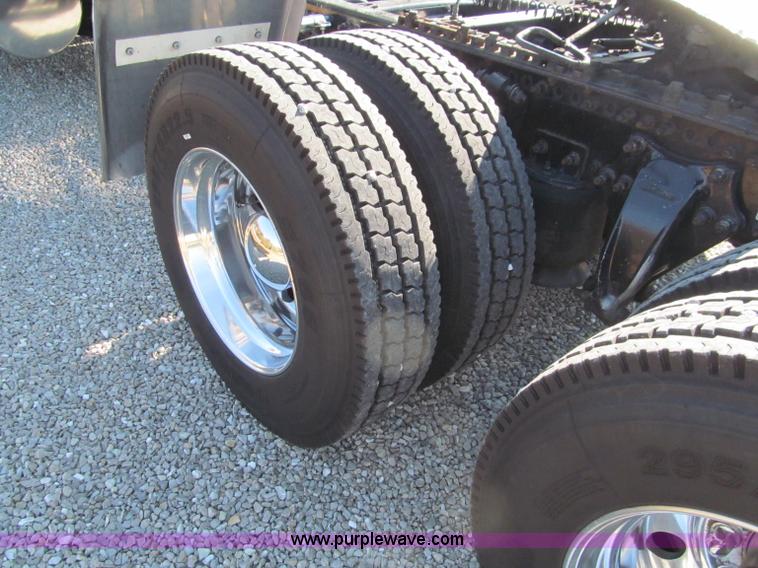 image for item F4634 2007 Freightliner ST120 semi truck