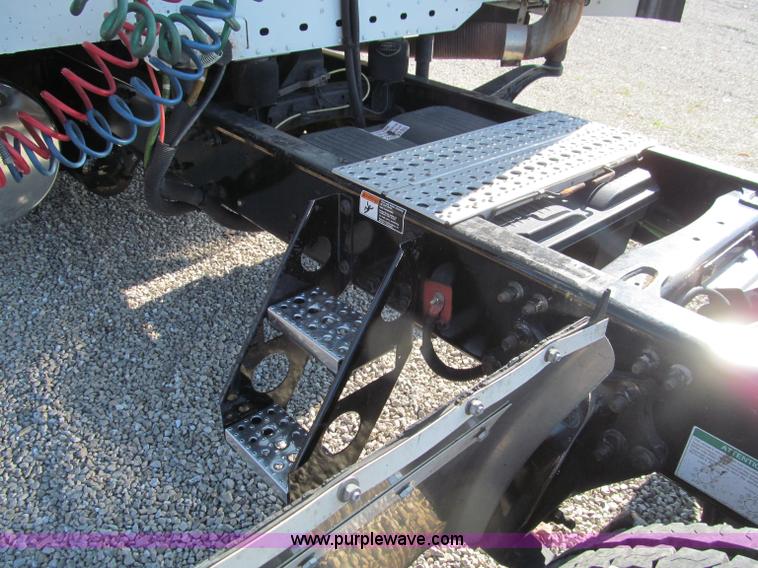 image for item F4634 2007 Freightliner ST120 semi truck