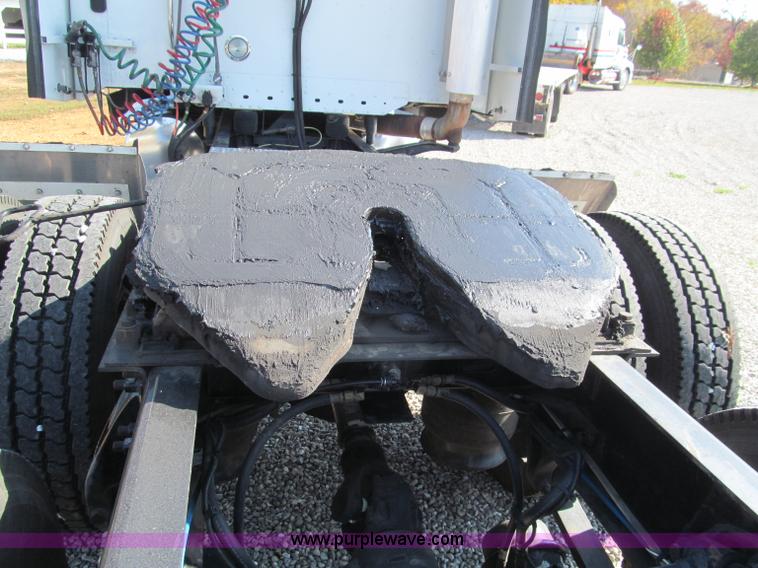 image for item F4634 2007 Freightliner ST120 semi truck