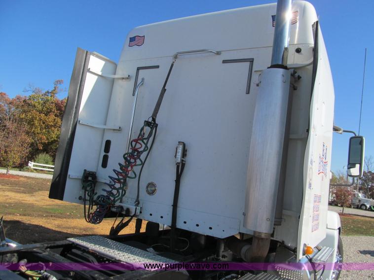 image for item F4634 2007 Freightliner ST120 semi truck