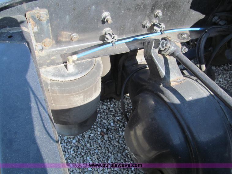 image for item F4634 2007 Freightliner ST120 semi truck