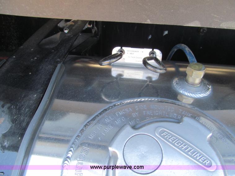 image for item F4634 2007 Freightliner ST120 semi truck