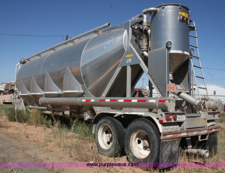 image for item G5526 1989 J&L pneumatic dry bulk trailer