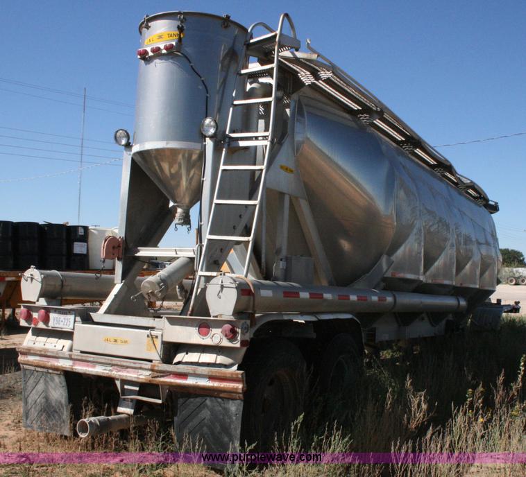 image for item G5526 1989 J&L pneumatic dry bulk trailer