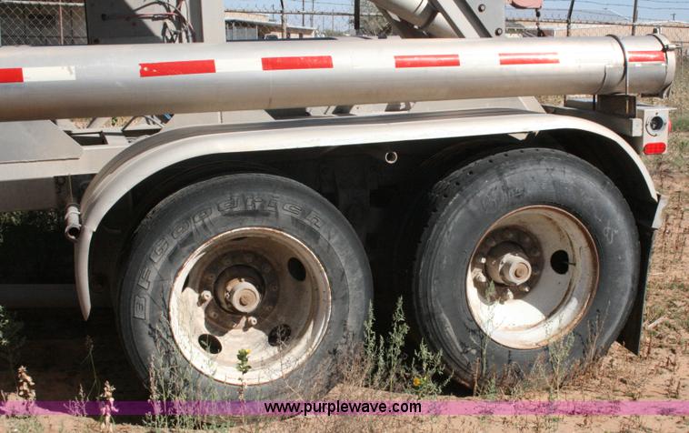 image for item G5526 1989 J&L pneumatic dry bulk trailer