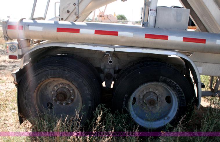 image for item G5526 1989 J&L pneumatic dry bulk trailer