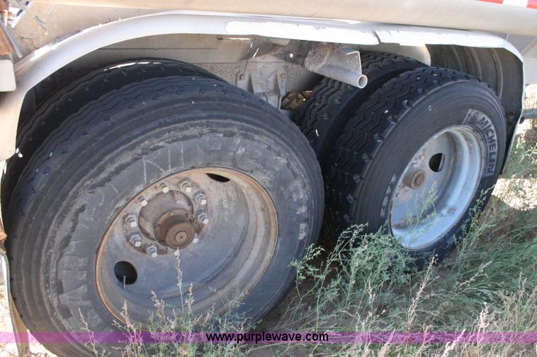 image for item G5526 1989 J&L pneumatic dry bulk trailer