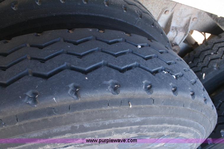 image for item G5526 1989 J&L pneumatic dry bulk trailer