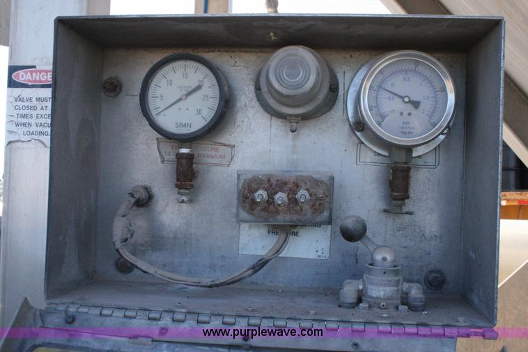 image for item G5526 1989 J&L pneumatic dry bulk trailer