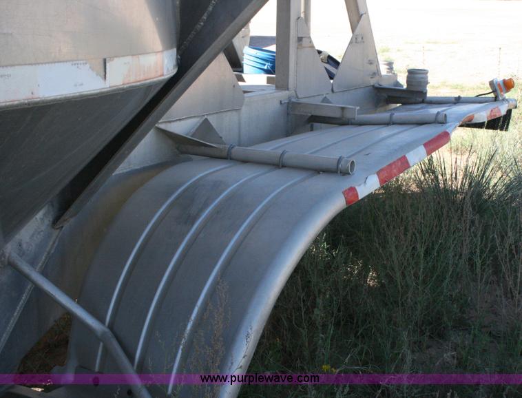 image for item G5526 1989 J&L pneumatic dry bulk trailer