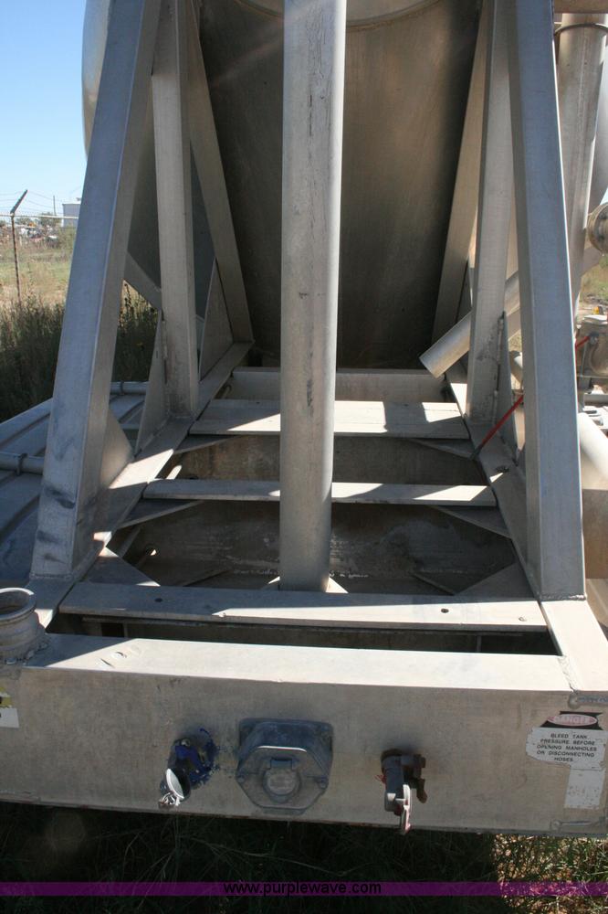 image for item G5526 1989 J&L pneumatic dry bulk trailer