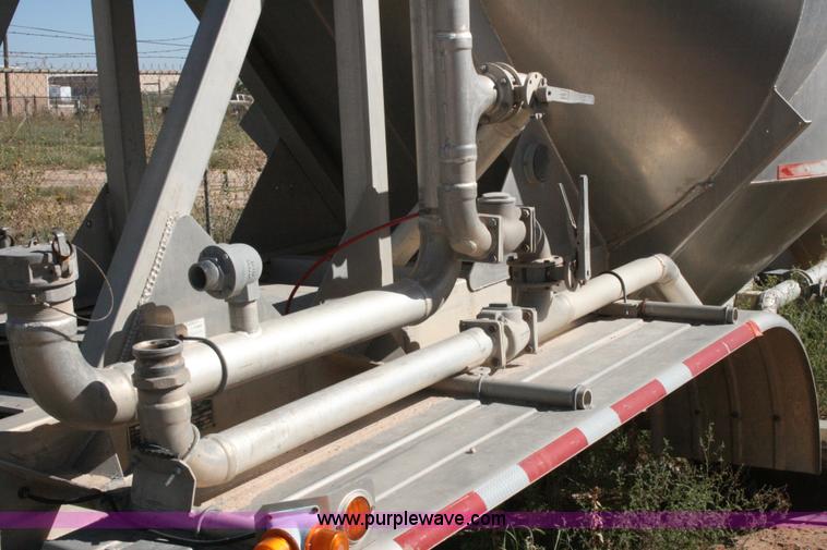 image for item G5526 1989 J&L pneumatic dry bulk trailer
