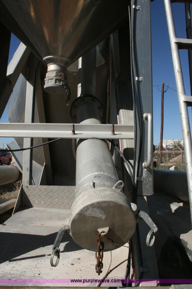 image for item G5526 1989 J&L pneumatic dry bulk trailer