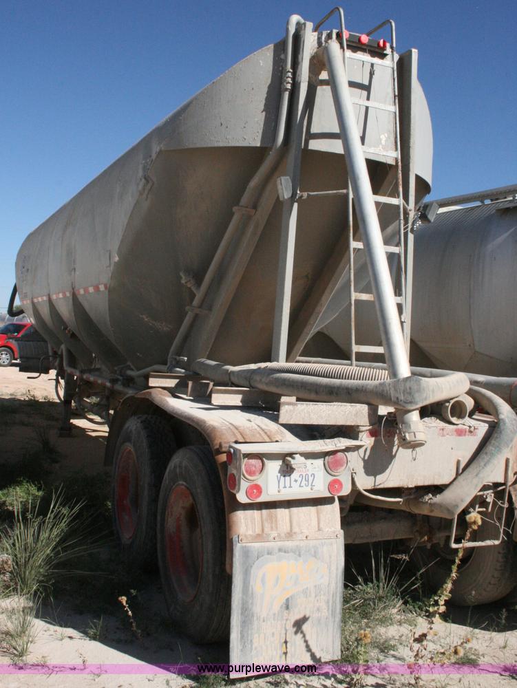 image for item G5529 1974 Fruehauf pneumatic dry bulk trailer