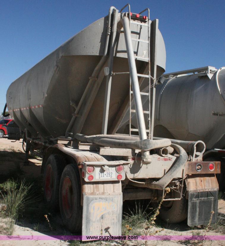 image for item G5529 1974 Fruehauf pneumatic dry bulk trailer