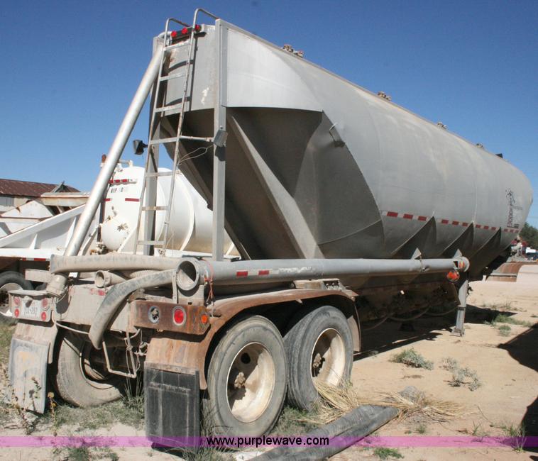 image for item G5529 1974 Fruehauf pneumatic dry bulk trailer