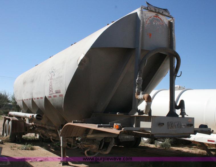 image for item G5529 1974 Fruehauf pneumatic dry bulk trailer