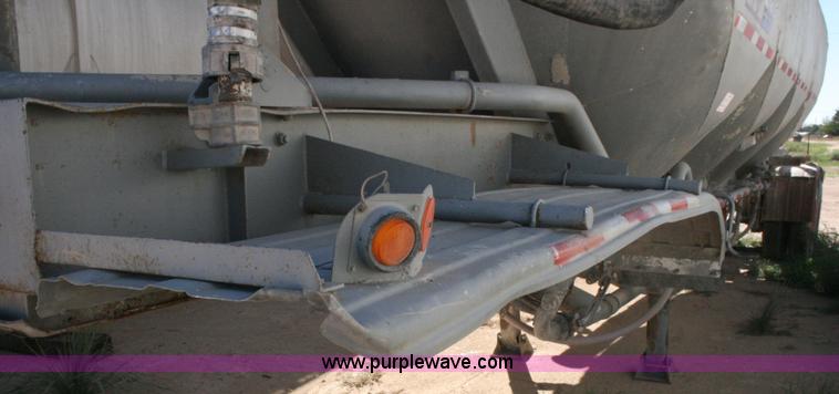 image for item G5529 1974 Fruehauf pneumatic dry bulk trailer