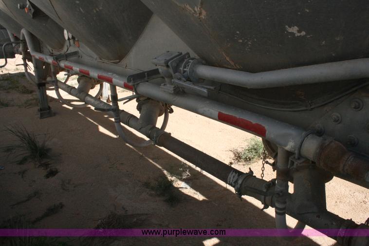 image for item G5529 1974 Fruehauf pneumatic dry bulk trailer