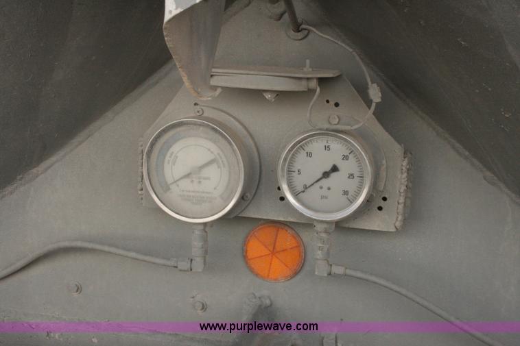 image for item G5529 1974 Fruehauf pneumatic dry bulk trailer